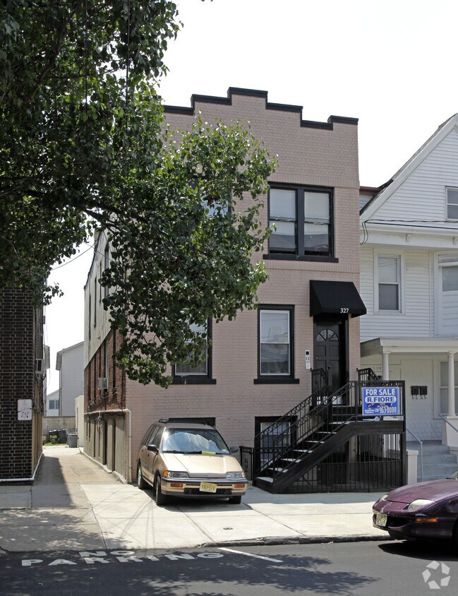 Building Photo - 327 Danforth Ave