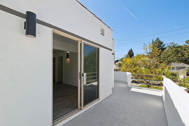 Foto del edificio - Stunning Luxury 2BR with Wraparound Deck in Downtown Palo Alto