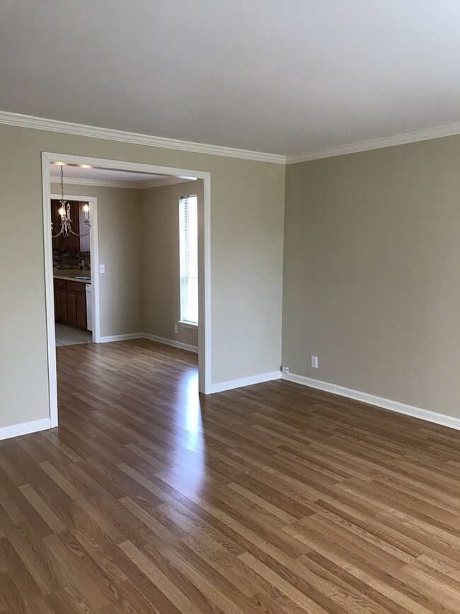 Building Photo - Bellevue Townhome 4 bedrooms 3 full baths