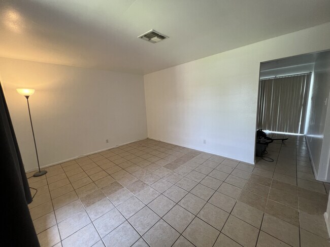 Sala de estar - 6700 Montgomery Dr