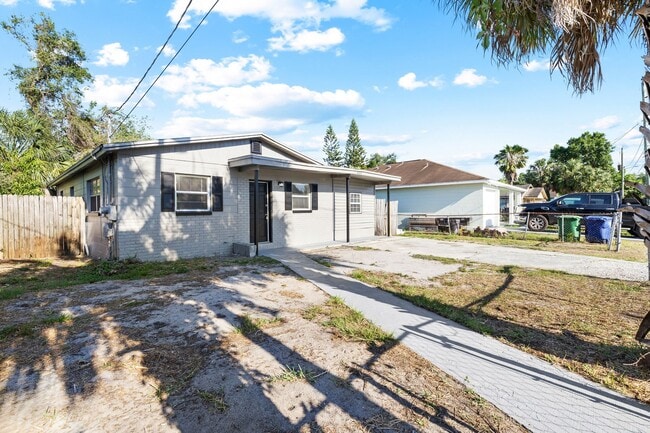 Building Photo - Spacious 3bdrm/1bath with bonus room ** $1,595.00 ** Section 8 OK ** Ready NOW **