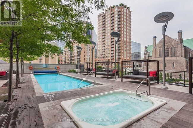 Photo du bâtiment - 110 Charles St E