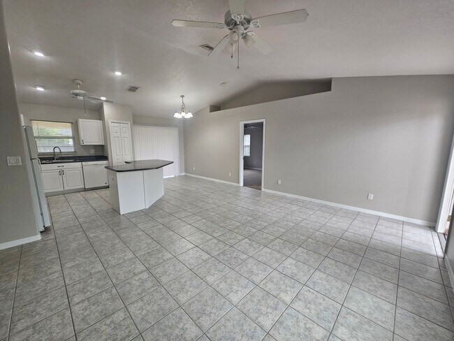 Building Photo - 1144 NW 5th Pl