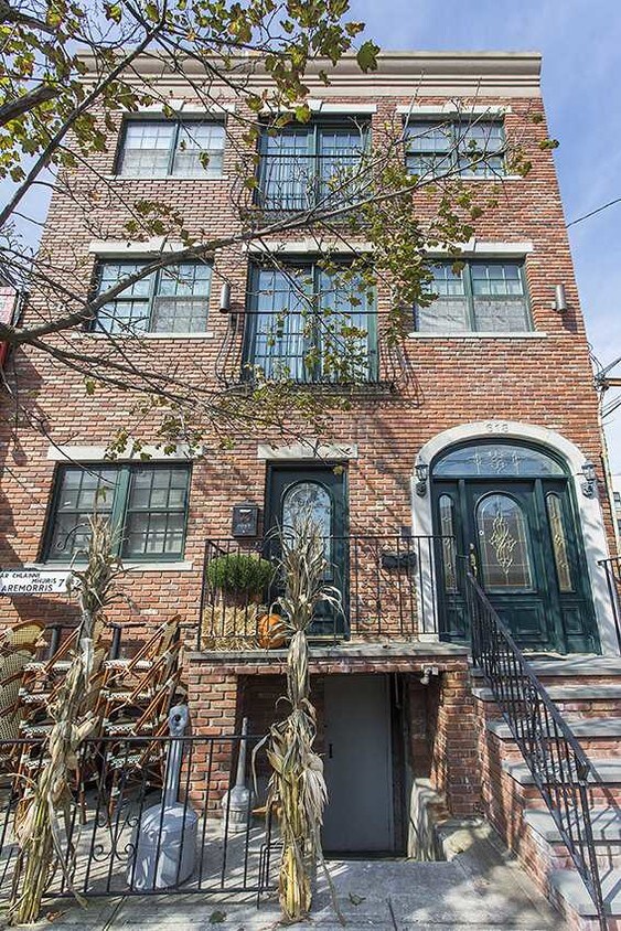 Primary Photo - 618 Grand St