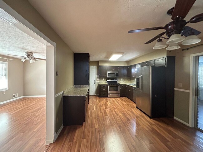 Foto del edificio - 1616 Bogota Way: Move-In Ready! Freshly Pa...