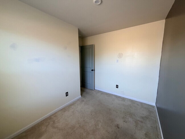 Foto del edificio - 3012 Blue Brook Ln