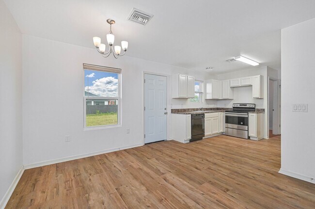 Foto del edificio - 3BR/2.5BA Cape Coral Home w/ 2-Car Garage & Spacious Yard – Available Now!