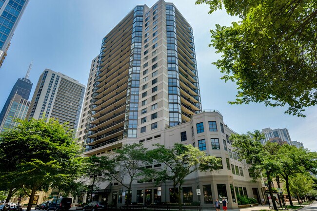 Building Exterior - 33 W Delaware Pl