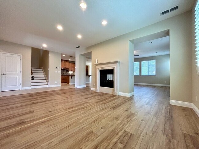 Building Photo - Beautiful 5 Bedroom Located in Blackstone!...