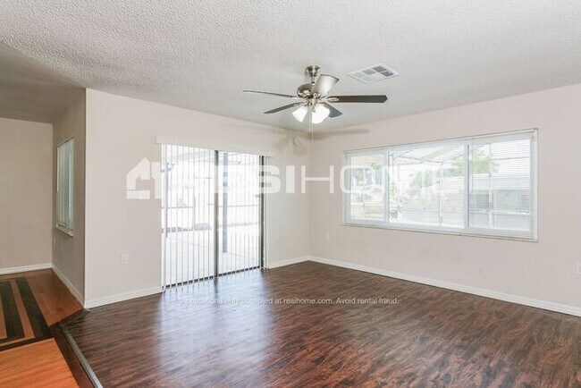 Foto del edificio - 7109 Orchid Lake Rd