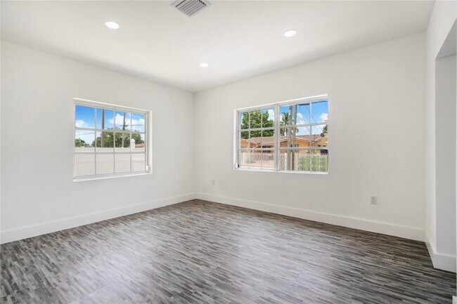 Building Photo - 753 NW 22nd Ct