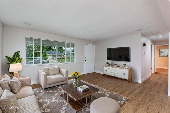 Building Photo - 722 Castro Ln