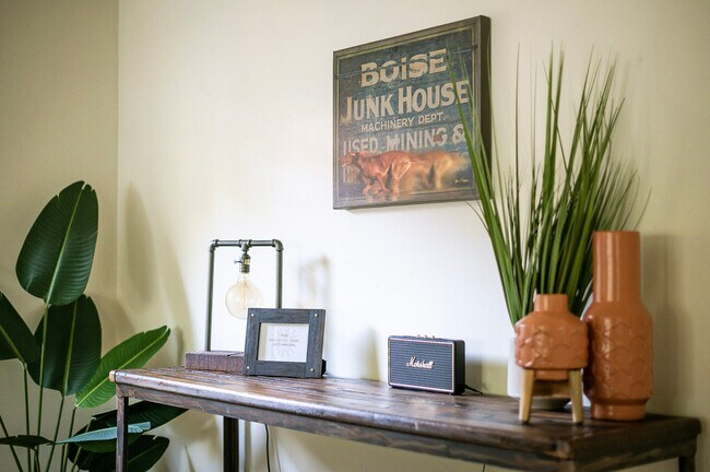 Building Photo - 1015 E State St