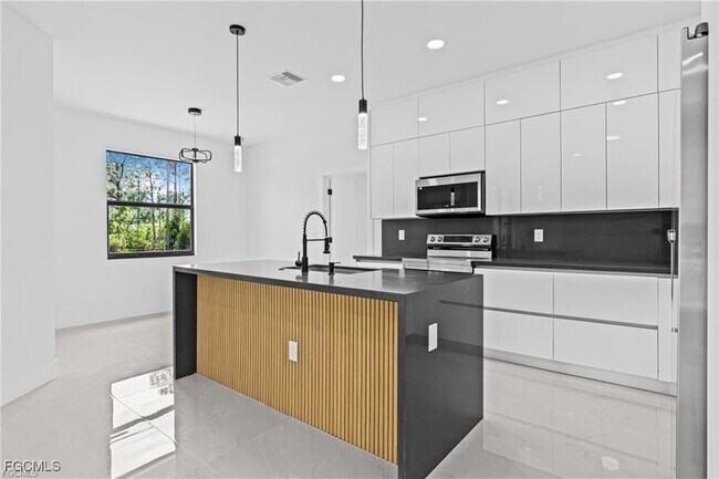 Foto del edificio - 620 Raintree St E