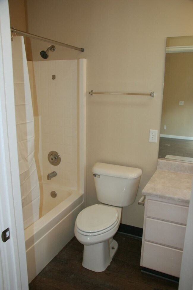 Foto del edificio - N101 Studio Apartment Available Now UTILIT...