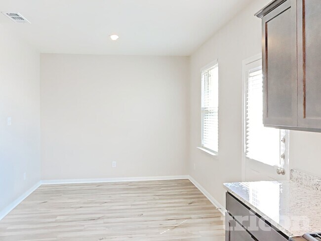 Building Photo - 900 Clark Dr