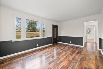 Building Photo - 2033 Laura Dr