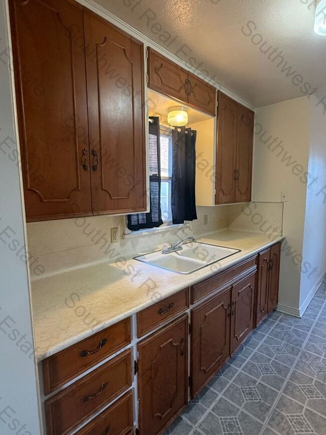 Building Photo - Charming historic 2 bedroom 1 bathroom house