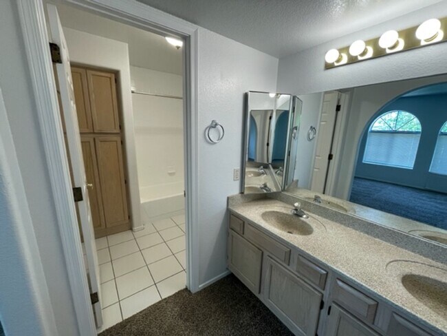 Foto del edificio - 2 Bedroom 2 Bath condo close to Downtown C...