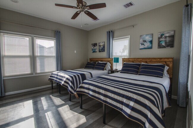Camas Queen en la segunda habitación (se puede retirar una cama para acomodar un escritorio) - 1028 Avenue K