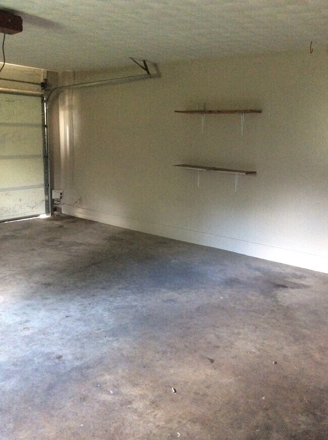 Foto del edificio - 4 Bedroom, 1 Bath House on Campus