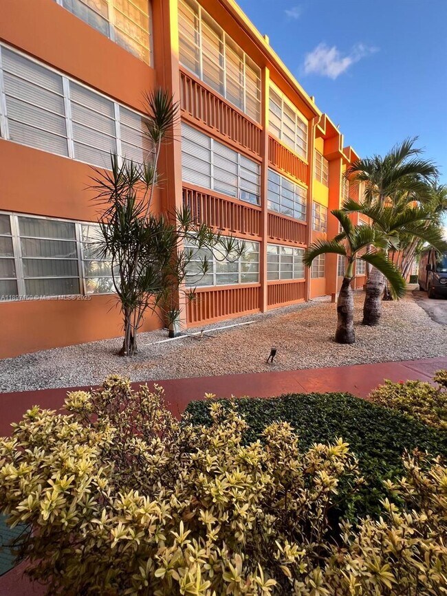 Building Photo - 1591 NE Miami Gardens Dr