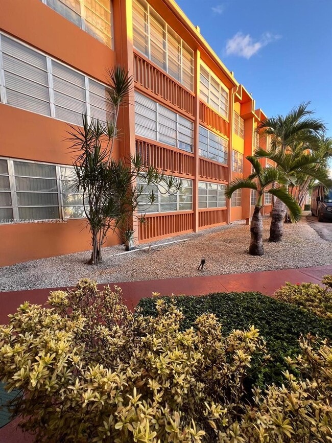 Building Photo - 1591 NE Miami Gardens Dr