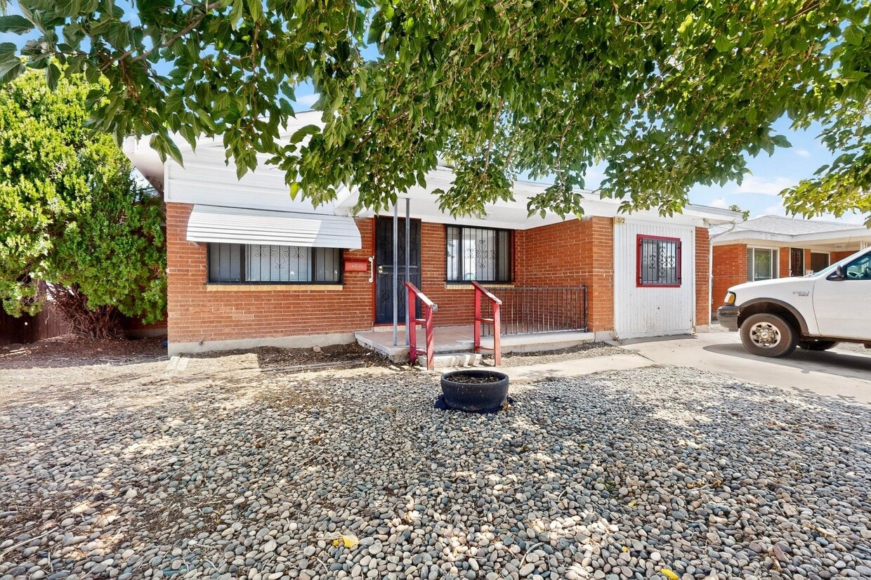Primary Photo - 1012 San Pedro Dr SE