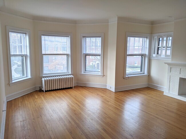 Building Photo - 731 Hinman Ave