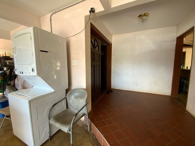 Building Photo - T1171