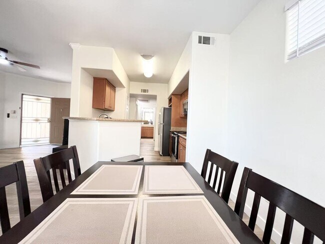 Foto del edificio - Stylishly Renovated 2-Bed Condo Near the L...