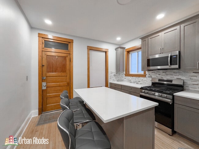 Building Photo - 4322 W Kamerling Ave