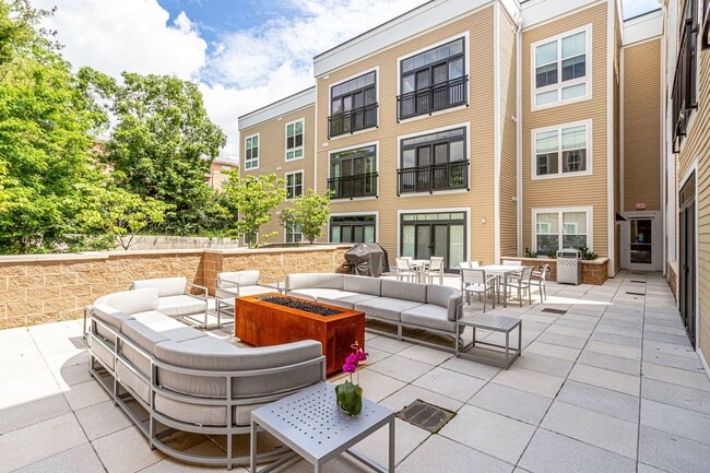 Building Photo - 1 bedroom 1 bathroom condo available immed...