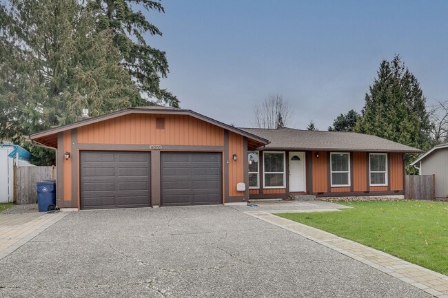 Kirkland Rambler with Amazing Back Yard! - Kirkland Rambler with Amazing Back Yard! House