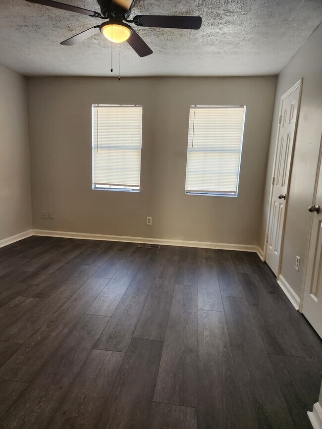 Foto del edificio - Spacious 3 Story Townhome