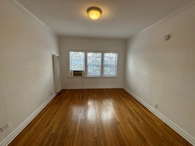 Building Photo - 1960 Argyle Ave