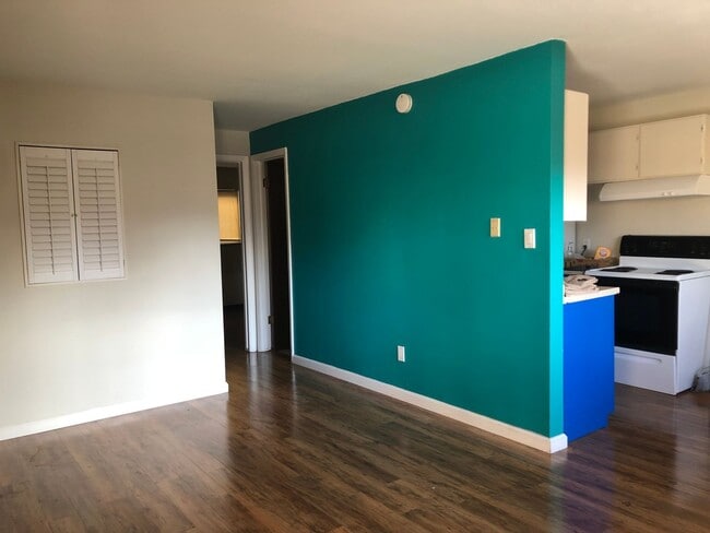 Building Photo - One Bedroom Main Level Condo for Rent Near CU