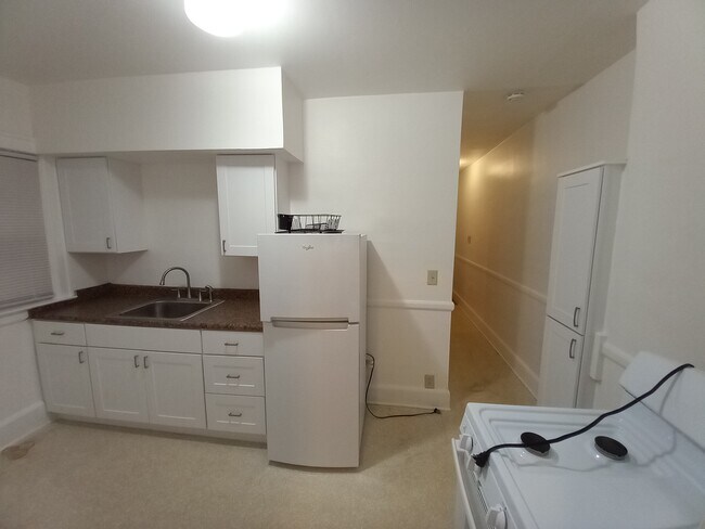 Kitchen - 817 Beaconsfield Ave