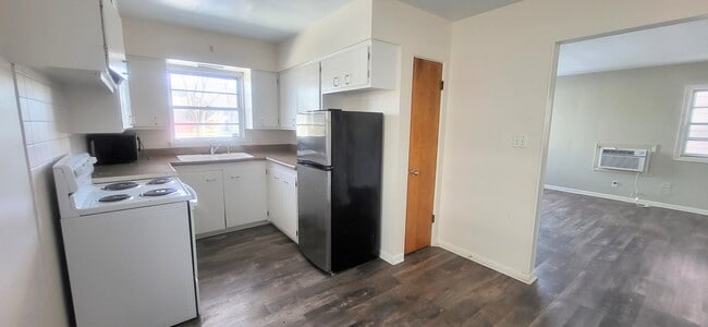 Building Photo - 1127 Pemberton Dr