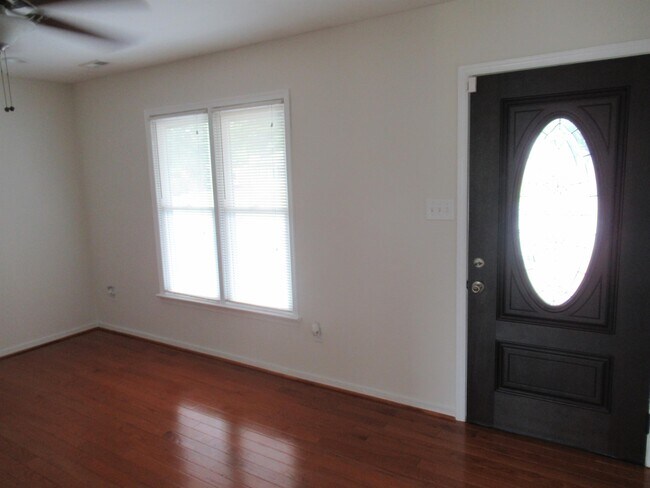 Foto del edificio - 5036 Alberta Rd