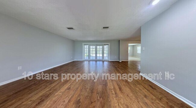 Building Photo - 900 Wellington Dr