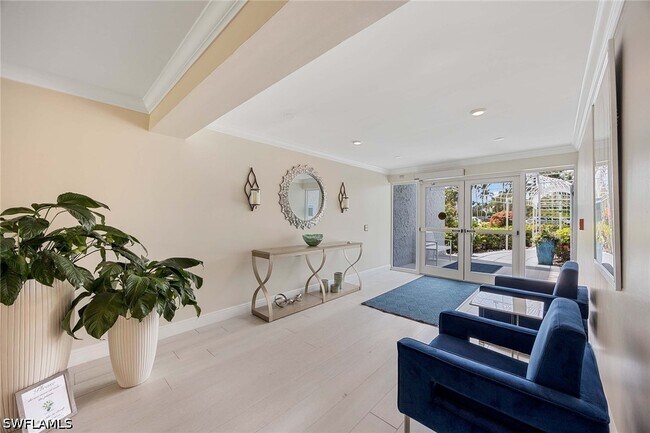 Foto del edificio - 555 Park Shore Dr