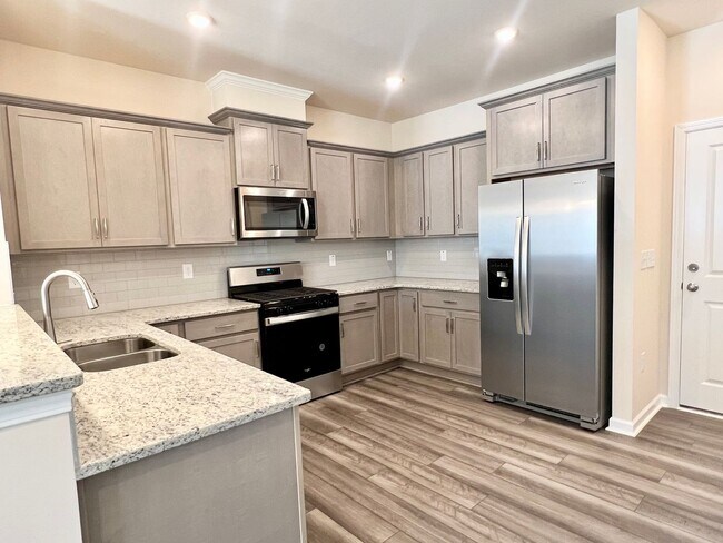 Foto del edificio - Like-New Townhome Walk to Downtown | Garage + Internet Included