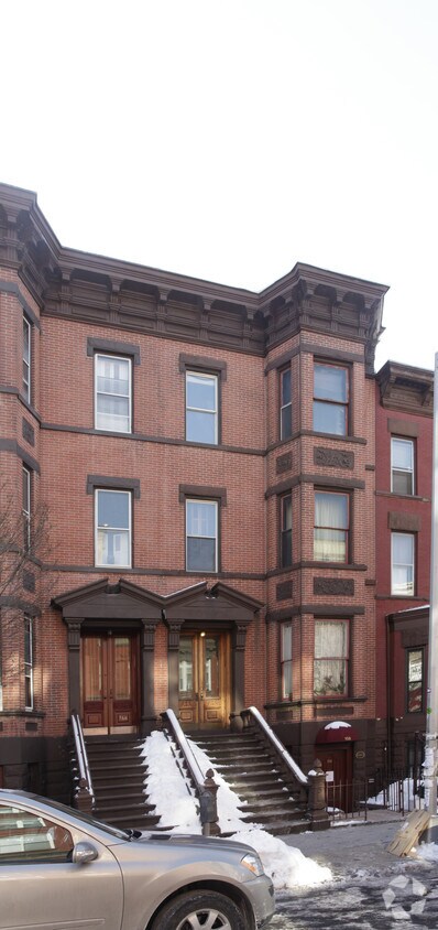 Primary Photo - 158 Noble St