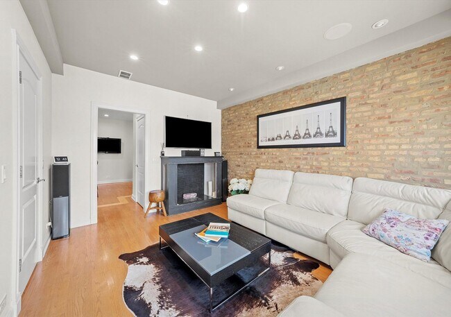 Foto del edificio - 1025 W 31st Pl