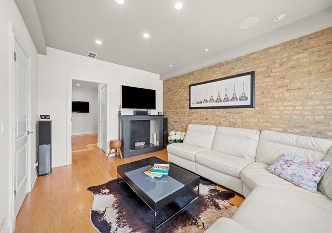 Building Photo - 1025 W 31st Pl