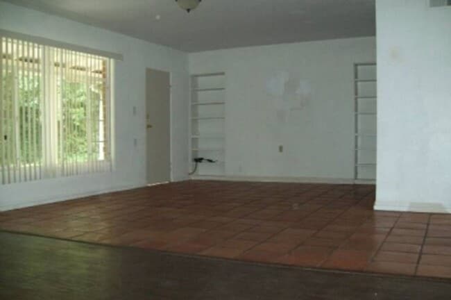 Building Photo - 1320 S Ash Ave