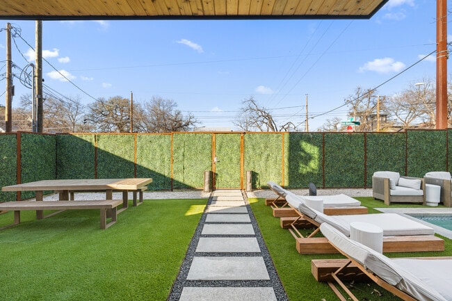 Foto del edificio - 1304 Comal St