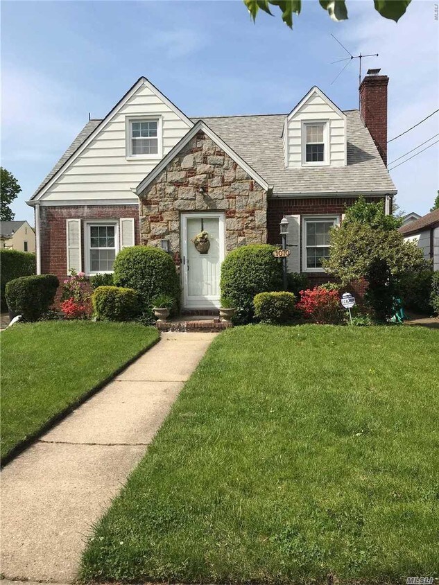 Primary Photo - 1070 Lloyd St