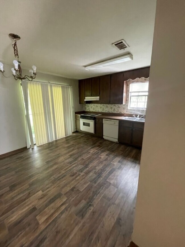 Building Photo - Townhome near Conservation set asside,